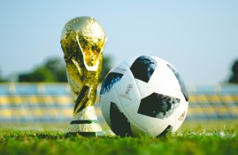 电子竞技-莱万多夫斯基回归赛场，赛事规则更新首场状态亮眼，雄鹿观众沸腾！